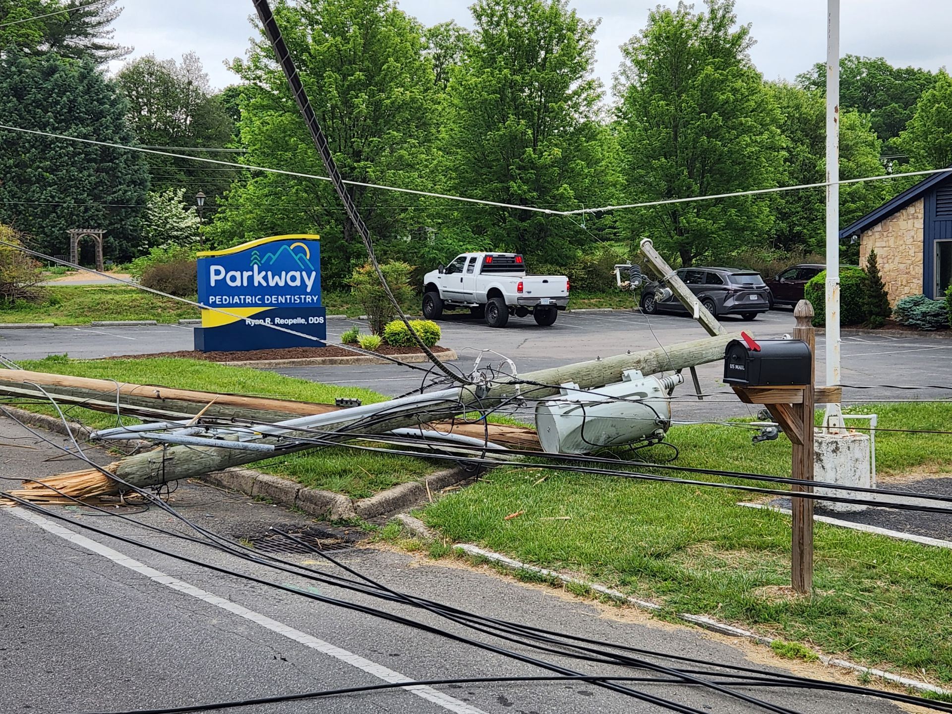Power Line Down on Colonial Avenue